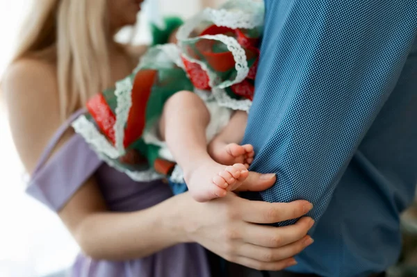 Πόδια Νεογέννητου Μωρού Στα Χέρια Των Γονιών Χαρούμενη Οικογενειακή Αντίληψη — Φωτογραφία Αρχείου