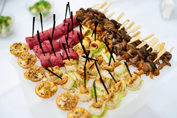 Mesa Banquete Catering Lindamente Decorada Com Diferentes Lanches Aperitivos Alimentos — Fotografia de Stock