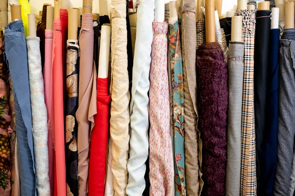 Kadife ve kadife kumaş örnekleri, çeşitli renkler, arka plan. Mobilyalar için iç kumaşın katalog ve kumaş tonu, yakın çekim. Renkli kumaş koleksiyonu.