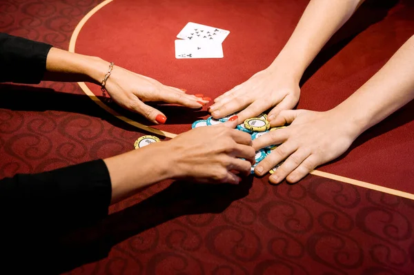 Side View Men Women Playing Poker Casino Fotos de stock libres de derechos
