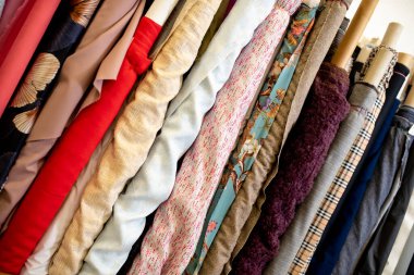 Kadife ve kadife kumaş örnekleri, çeşitli renkler, arka plan. Mobilyalar için iç kumaşın katalog ve kumaş tonu, yakın çekim. Renkli kumaş koleksiyonu.