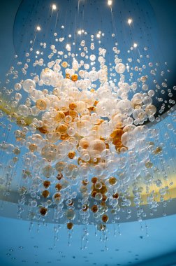 Lambadaki avizenin üzerindeki ışık topları tavandan sarkan ampuller, arka plandaki lambalar. Seçici odak, yatay, hiç kimse