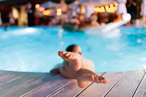 Crossed Legs Girl Who Swim Pool Night — Stockfoto