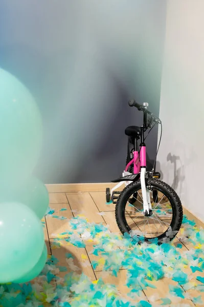 Small Pink Bike Stands Background Balloons — Fotografia de Stock