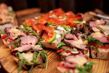 Beyaz arka plan üzerinde izole çeşitli bruschettas