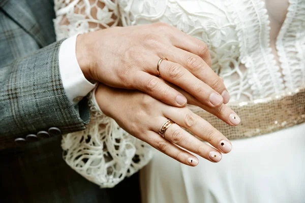 Les Mains Couple Nouvellement Marié Avec Des Alliances — Photo