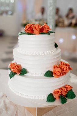 Pembe yenilebilir çiçekli güzel beyaz pasta.