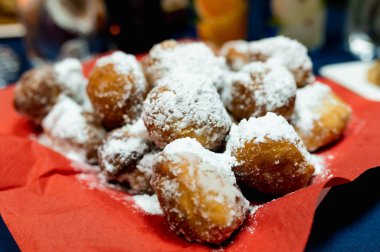 Çerçevesinde pudra şekeri olan bir sürü lezzetli pasta.