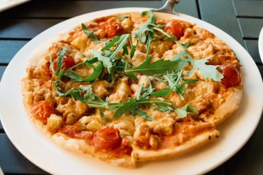 Peynirli, domatesli ve şifalı taze pizza.