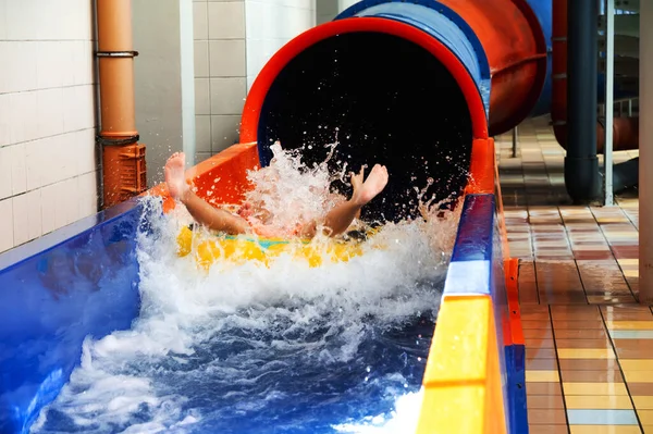 Pessoas Divertem Parque Aquático Pés Uma Pessoa Deslizam Para Baixo — Fotografia de Stock