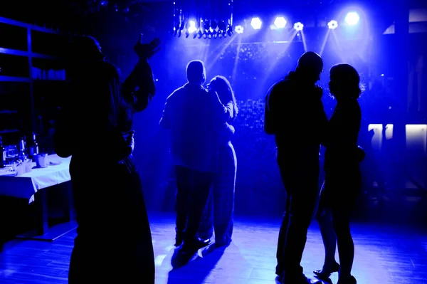 Молодые Счастливые Люди Танцуют Клубе Концепция Ночной Жизни Диско — стоковое фото