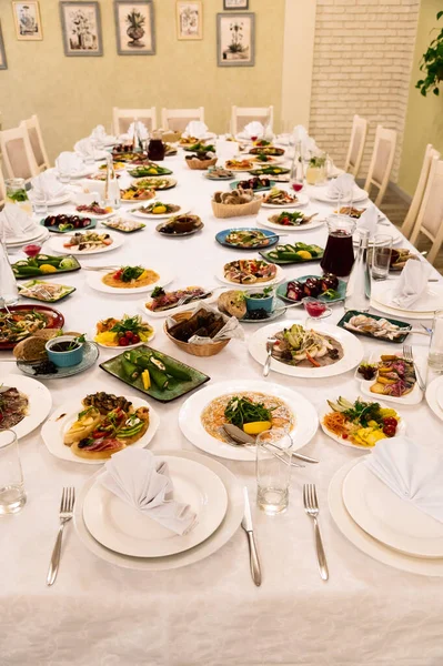 ビュッフェサービス テーブルには様々な料理やガラディナー — ストック写真