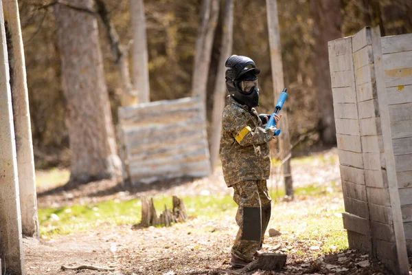 Teenager Machine Gun Paintball Mask Plays War — Stockfoto