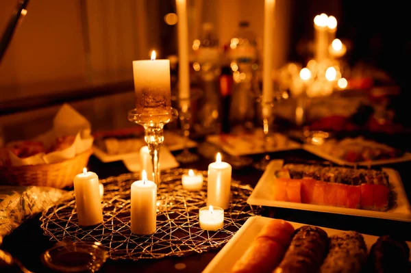 Mesa Con Velas Encendidas Comida —  Fotos de Stock