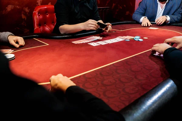 Vue Dessus Des Hommes Des Femmes Jouant Poker Dans Casino — Photo