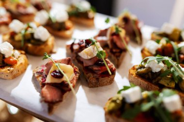 Pastırma ve peynirli küçük lezzetli sandviçler.