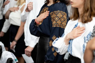 Bir kaç genç elini göğsüne koydu. Minnettarlık göstergesi olarak.