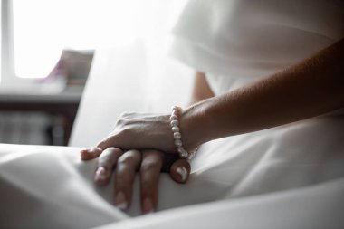 Gelinin ellerinde bilezik var.