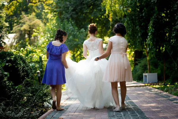 穿着白衣的新娘和伴娘散步 — 图库照片
