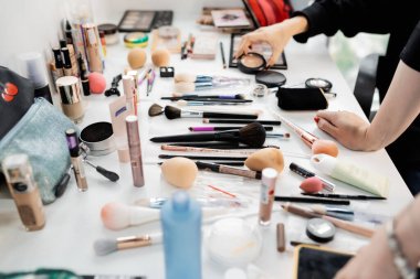 Makyaj kozmetik ürünleri, fırçalar ve diğer temel malzemeler beyaz arka planda. güzel düz konsept kırmızı renklerde