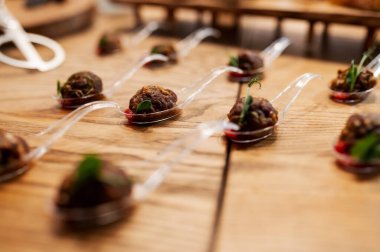 Tüm çerçeve boyunca kaşıkta bir sürü et salatası.