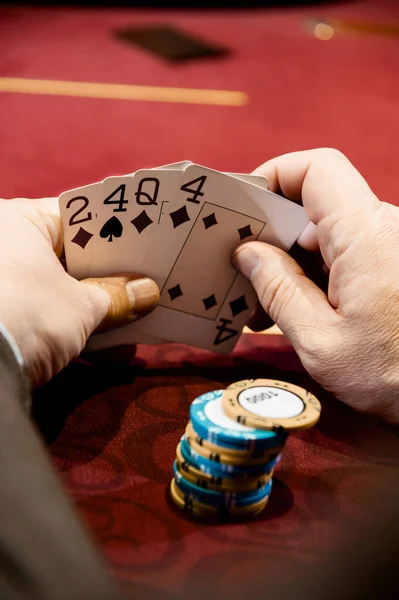 Взгляд Руки Человека Играющего Покер Казино — стоковое фото
