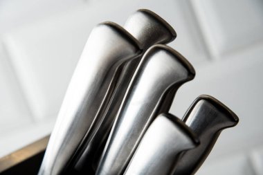 5 mutfak bıçağı seti masanın üstünde duruyor, yakın plan.