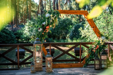 Düğün süsü. Açık hava masaları dekore edilmiş. Tören alanı. Tören aşaması. Düğün töreni. seremoni dekorasyonu.