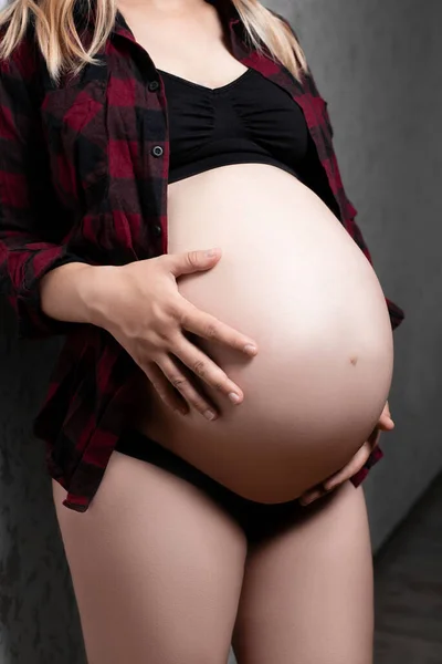 Primer Plano Vientre Una Chica Embarazada Una Camisa Cuadros — Foto de Stock