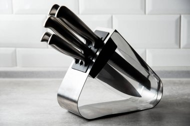 5 mutfak bıçağı seti masanın üzerinde duruyor.