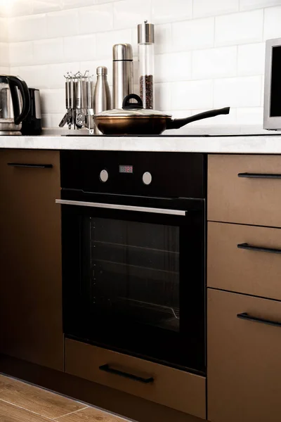 Frigideira Cozinha Moderna Com Fogão Indução — Fotografia de Stock