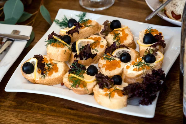 Monte Sanduíches Com Caviar Azeitonas Limão Prato Branco — Fotografia de Stock