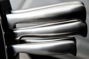 5 mutfak bıçağı seti masanın üstünde duruyor, yakın plan.