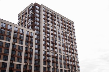 Çok katlı binalar ve gökyüzü, şehir bölgesi.