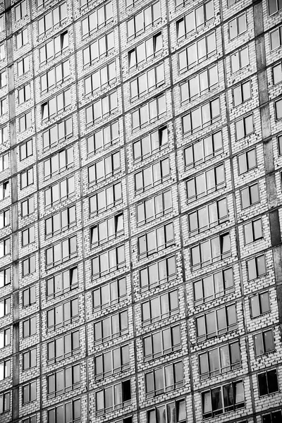 Крупным Планом Окно Многоэтажного Здания Черно Белое — стоковое фото