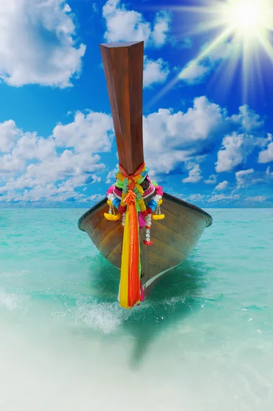 Bateau à queue longue sur la mer plage tropicale — Photo