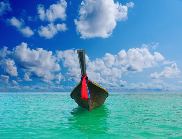 Barca a coda lunga sul mare spiaggia tropicale — Foto Stock