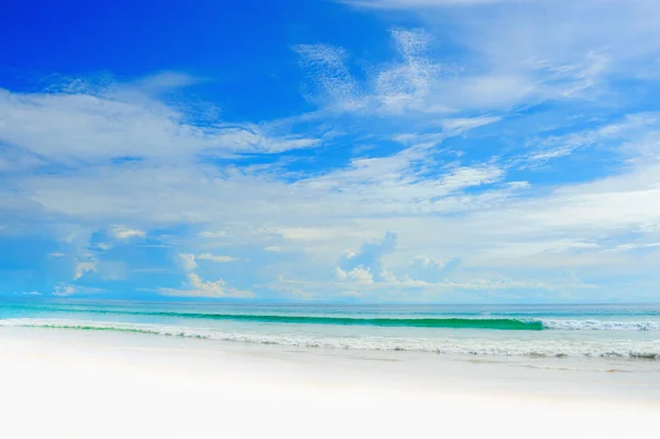 Zonnige tropisch strand op het eiland — Stockfoto