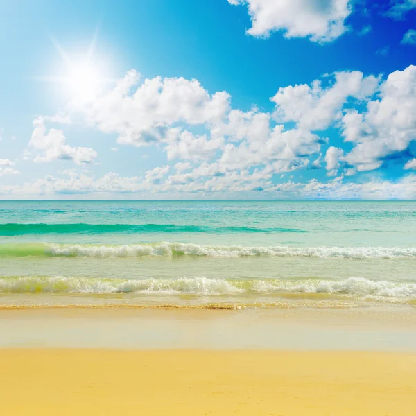 Playa tropical soleada en la isla — Foto de Stock