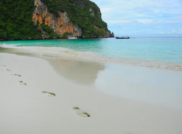 Trail barefoot voeten in het zand — Stockfoto