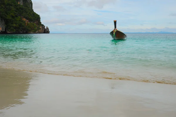海の熱帯のビーチでロングテール ボート — ストック写真