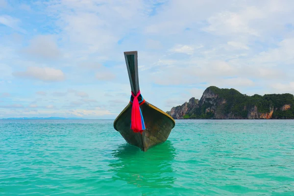 Barco de cola larga en la playa tropical del mar — Foto de Stock