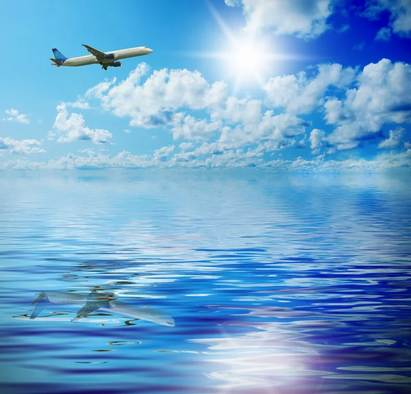 Azul Cielo soleado con nubes — Foto de Stock