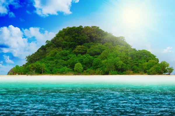 Zonnige tropisch strand op het eiland — Stockfoto