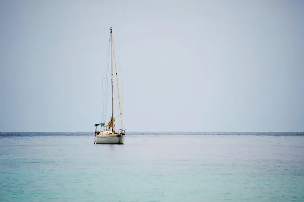 Yacht i det öppna havet — Stockfoto