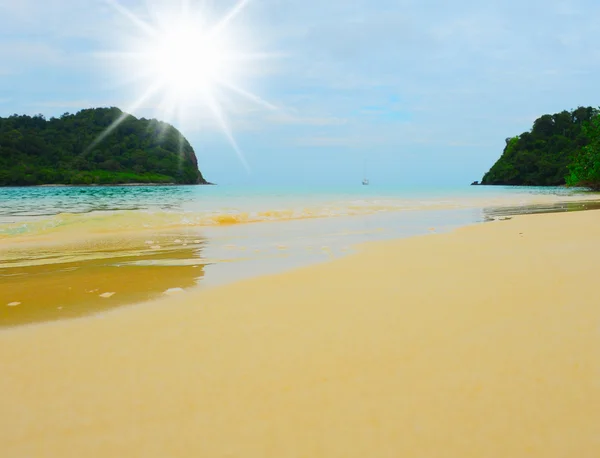 Praia tropical ensolarada na ilha — Fotografia de Stock