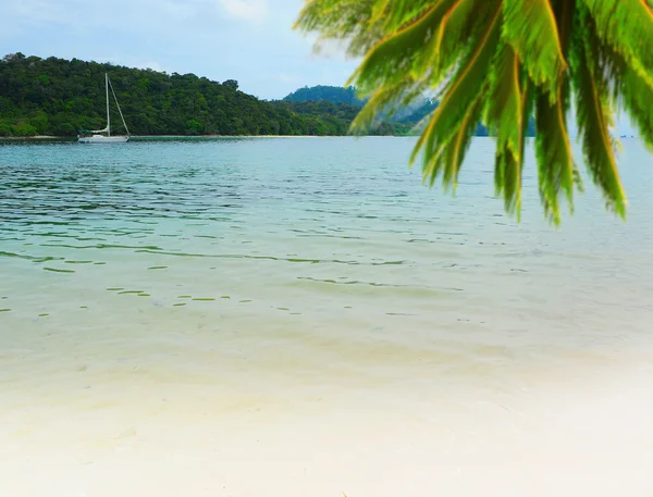 Plage tropicale ensoleillée sur l'île — Photo