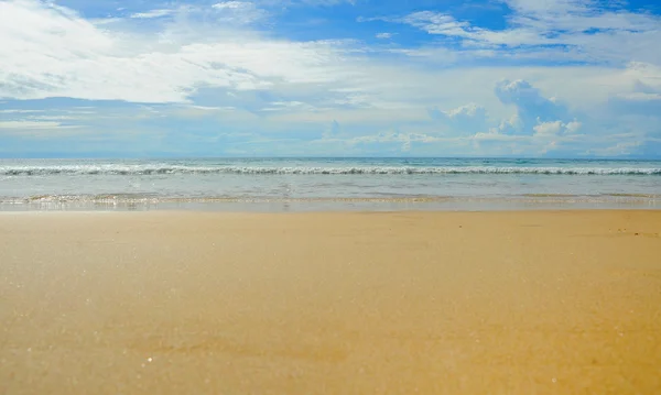 Słoneczny tropikalny plaży na wyspie — Zdjęcie stockowe