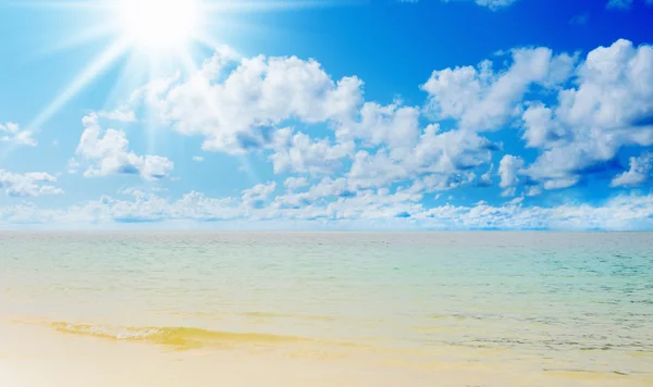 Zonnige tropisch strand op het eiland — Stockfoto