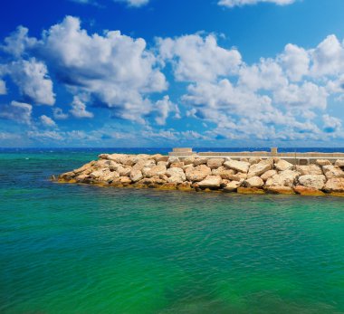 adada güneşli tropikal plaj